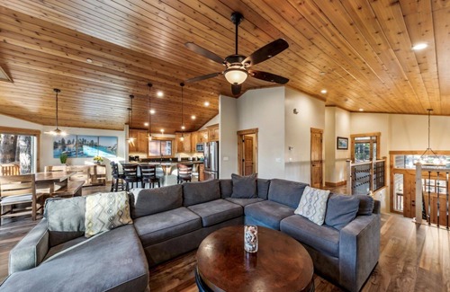 Tahoe Paradise Cabina | Hot Tub, Fire Place, Bunk Beds,Trails, Arcade Games, 8 Guests + Extra Kids 5 Yrs Old and Younger