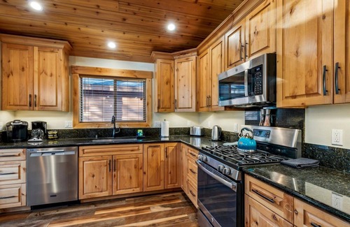 Tahoe Paradise Cabina | Hot Tub, Fire Place, Bunk Beds,Trails, Arcade Games, 8 Guests + Extra Kids 5 Yrs Old and Younger