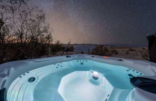 Wonder Valley Casa | Hot Tub | Fire Pit | Relaxing Day Bed |Dogs Ok