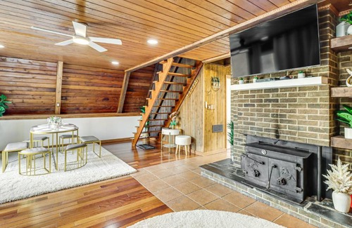 Ruby Casa | Hot Tub, Fire Pit and Patio A-Frame Stafford Cabin