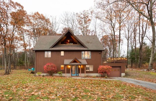 Kerhonkson Casa | Hot Tub-Fire Pit-Deck-BBQ-Spacious-Hiking