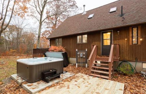 Kerhonkson Casa | Hot Tub-Fire Pit-Deck-BBQ-Spacious-Hiking