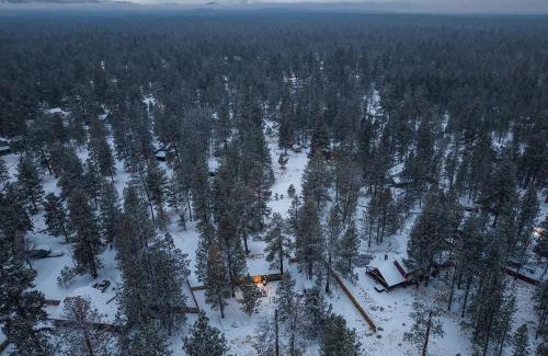 Sisters Casa | Hot Tub, Fire Pit, Dog Friendly, Heart of Sisters, Amenities
