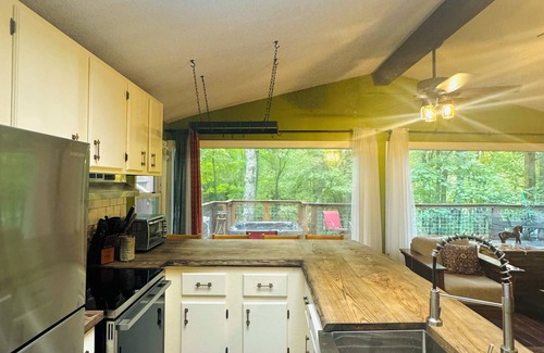 Lake Lure Casa | HOT TUB, FIRE PIT, DOGS WELCOME, 3 min from newly opened Chimney Rock.