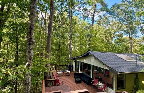 Lake Lure Casa | HOT TUB, FIRE PIT, DOGS WELCOME, 3 min from newly opened Chimney Rock.