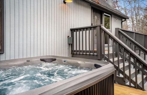 The Woods Casa | Hot Tub, Fire Pit & Fenced Yard w Resort Amenities