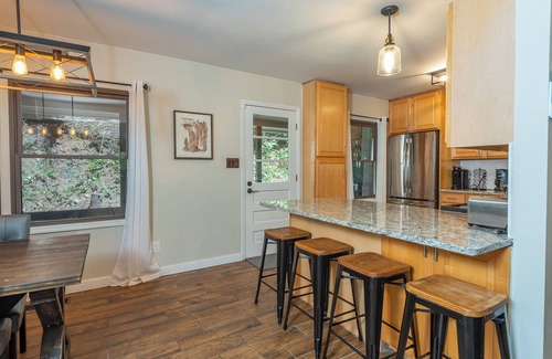 Wolf Laurel Cabina | Hot Tub+Fire Pit, Fireplace, Grill, WiFi, Resort Access, Pet Friendly, Skiing!