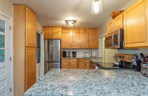 Wolf Laurel Cabina | Hot Tub+Fire Pit, Fireplace, Grill, WiFi, Resort Access, Pet Friendly, Skiing!
