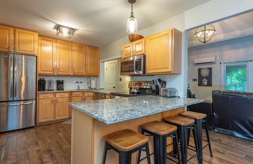 Wolf Laurel Cabina | Hot Tub+Fire Pit, Fireplace, Grill, WiFi, Resort Access, Pet Friendly, Skiing!