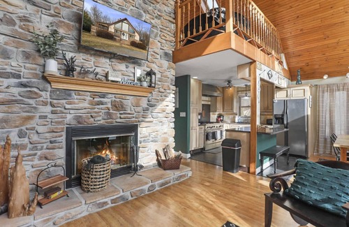 Berkeley Springs Cabina | Hot Tub, Fire Pit, Game Room, Family Getaway