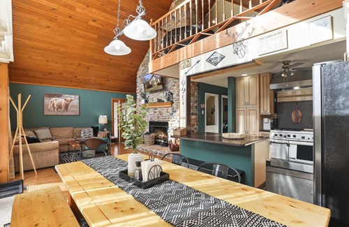 Berkeley Springs Cabina | Hot Tub, Fire Pit, Game Room, Family Getaway