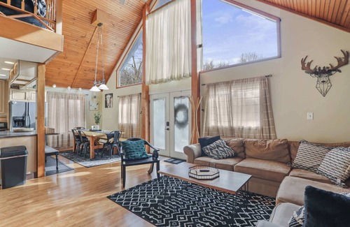 Berkeley Springs Cabina | Hot Tub, Fire Pit, Game Room, Family Getaway