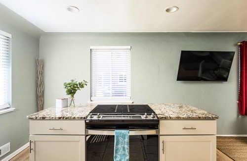 Arvada Plaza Area Casa | Hot Tub Fire Pit Grill, Movie House for 12!