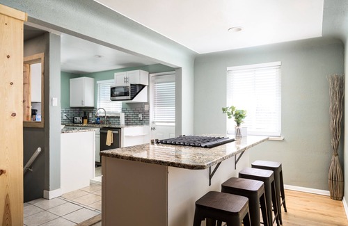 Arvada Plaza Area Casa | Hot Tub Fire Pit Grill, Movie House for 12!