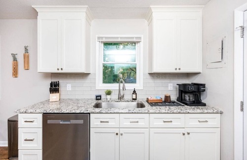 Southeast Raleigh Casa | Hot Tub Fire Pit Oasis | 3mi to Downtown