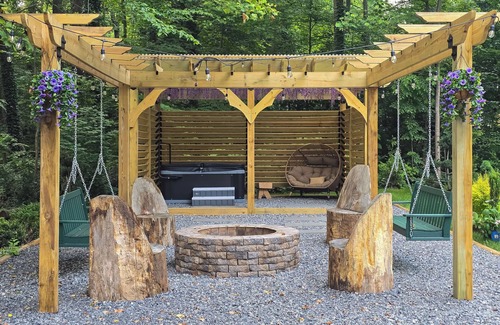 Ruby Cabina | Hot Tub, Fire Pit & Patio: A-Frame Stafford Cabin