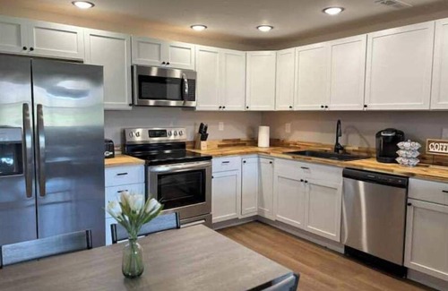 Clay City Casa | Hot Tub! Picnic Area & Grill! Fire pit! Dog friendly Hardwicks Creek Haven@RRG