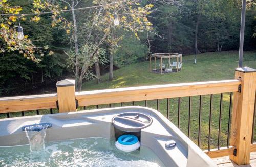 Wingina Casa | Hot Tub - Fire Pit - River - State Park - King Bed