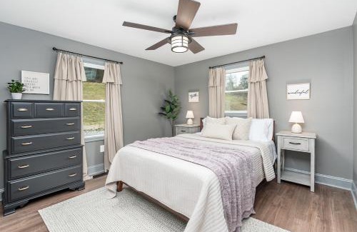 Wingina Casa | Hot Tub - Fire Pit - River - State Park - King Bed