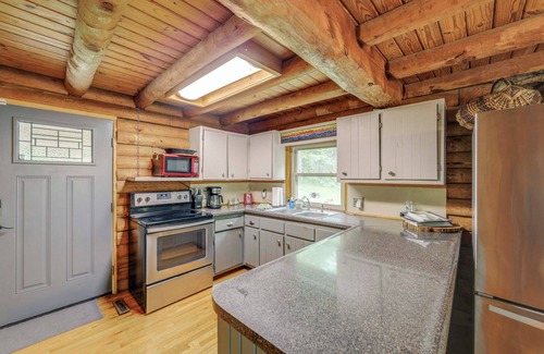 Canton Cabina | Hot Tub, Fire Pit: Waynesville Getaway Near Hiking