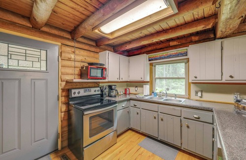Canton Cabina | Hot Tub, Fire Pit: Waynesville Getaway Near Hiking