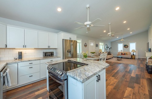 Burnsville Cabaña | Hot Tub+Fire Pit, WiFi, Close to AVL+Burnsville! Perfect Location! Easy Access!
