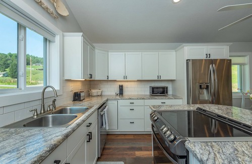 Burnsville Cabaña | Hot Tub+Fire Pit, WiFi, Close to AVL+Burnsville! Perfect Location! Easy Access!
