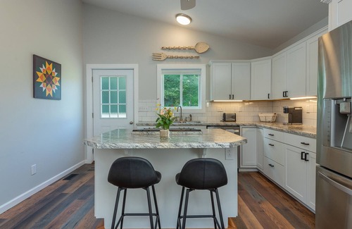 Burnsville Cabaña | Hot Tub+Fire Pit, WiFi, Close to AVL+Burnsville! Perfect Location! Easy Access!