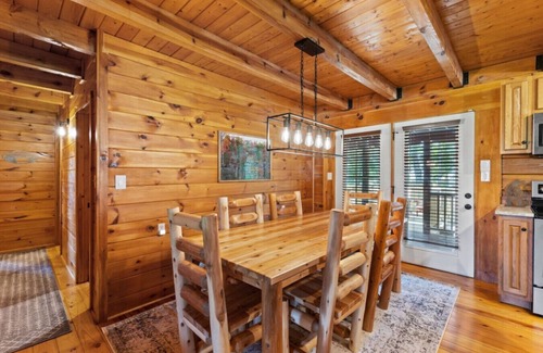 Stanton Cabina | Hot Tub, Fire Pit, WiFi, EV Charger | Biggie cabin near Red River Gorge, KY!