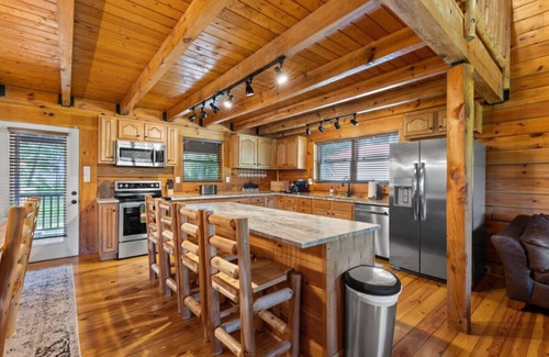 Stanton Cabina | Hot Tub, Fire Pit, WiFi, EV Charger | Biggie cabin near Red River Gorge, KY!