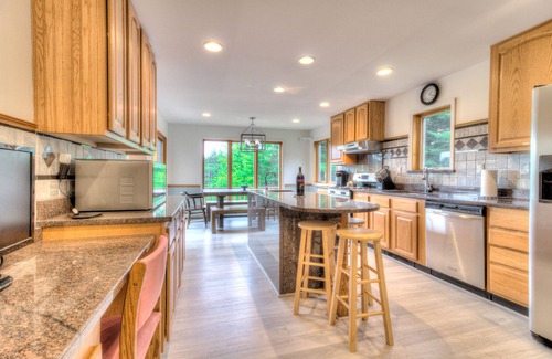 Londonderry Casa | Hot Tub - Fire Place - Sauna - Gym - 4 min to Bromley on a Private Lake