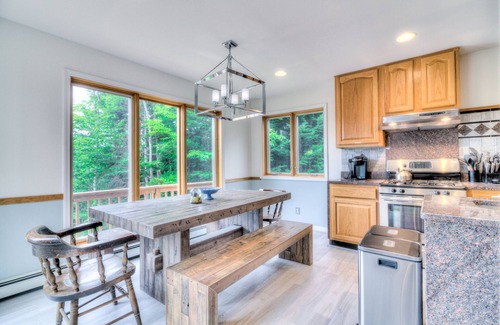 Londonderry Casa | Hot Tub - Fire Place - Sauna - Gym - 4 min to Bromley on a Private Lake
