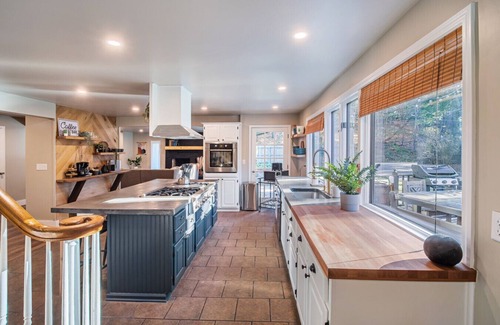Hawley Cabina | Hot Tub, Firepit, 2-King Bed Suites, Game Room, Coffee Bar, BBQ, WIFI 200 +mbps