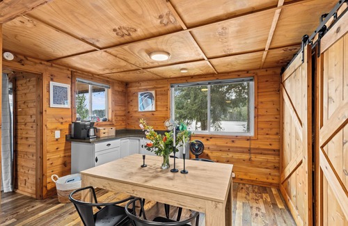Belfair Cabina | Lakefront cabin near Hood Canal - outdoor shower, hot tub, SUP + floating dock