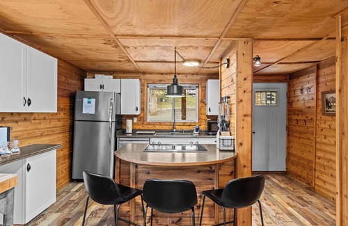 Belfair Cabina | Lakefront cabin near Hood Canal - outdoor shower, hot tub, SUP + floating dock