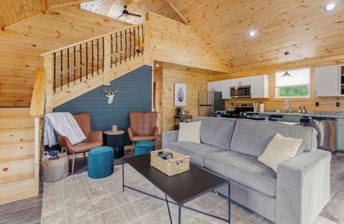 Jamestown Cabina | Hot Tub~Firepit~Riverfront~Near Lake Cumberland