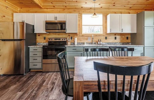 Jamestown Cabina | Hot Tub~Firepit~Riverfront~Near Lake Cumberland