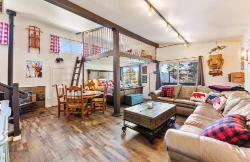 Nederland Casa | HOT TUB Firepit Sauna Peak to Peak Loft Retreat
