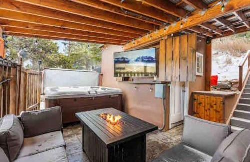 Nederland Casa | HOT TUB Firepit Sauna Peak to Peak Loft Retreat