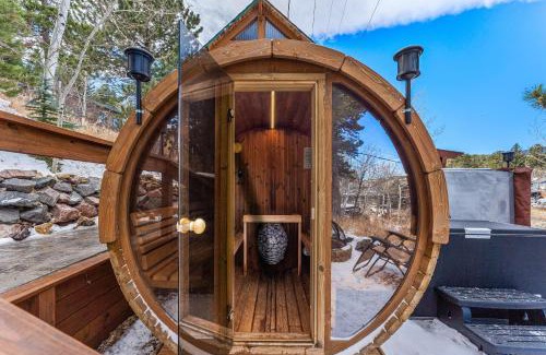 Nederland Casa | HOT TUB Firepit Sauna Peak to Peak Loft Retreat