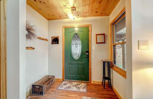 Berkeley Springs Casa | Hot Tub Fireplace Fire Pit Game Room & More