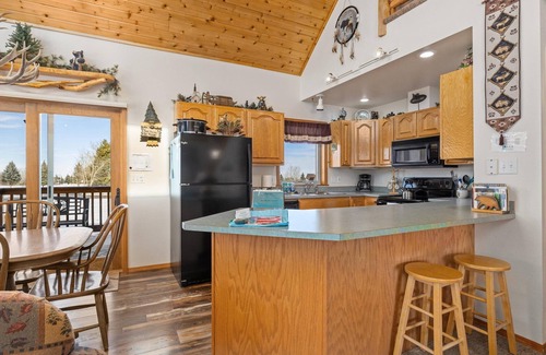 Red Lodge Casa | ¡Jugar en la nieve! Quédese en esta casa convenientemente ubicada cerca del campo de golf con una bañera de hidromasaje, soporte