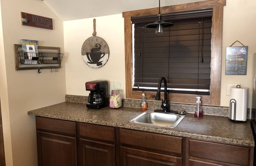 Estes Park Apartamento | Tranquilo estudio totalmente remodelado! Excelente ubicación-1 milla de la ciudad! Bañera de hidromasaje
