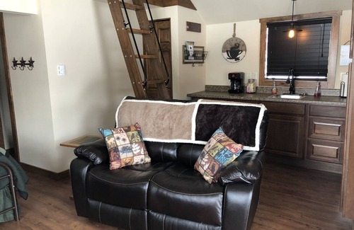 Estes Park Apartamento | Tranquilo estudio totalmente remodelado! Excelente ubicación-1 milla de la ciudad! Bañera de hidromasaje