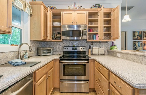 Dahlonega Cabaña | ♨️Hot Tub🌳Forest🍷Wineries🍔Grill 🎦ROKU📧WiFi📺 HDTV🛏️Queen ❤️ Comfy 🆒 Gem🌎