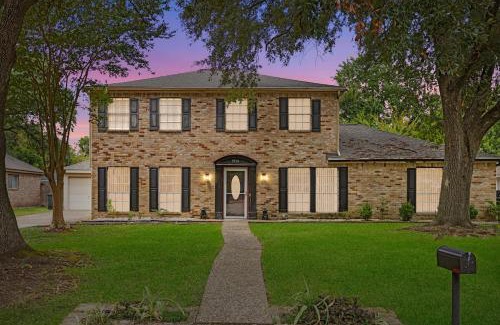 Ponderosa Forest Casa | Hot tub, Game and Movie Room ,15 Min to IAH Airport