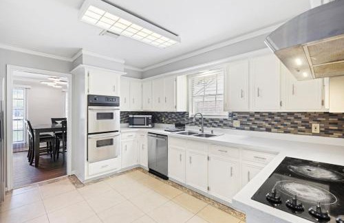 Ponderosa Forest Casa | Hot tub, Game and Movie Room ,15 Min to IAH Airport