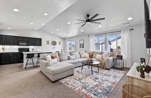 Caldwell Casa | Hot Tub, Game Room, 3 TVs, Near C of I and Downtown - Indian Creek