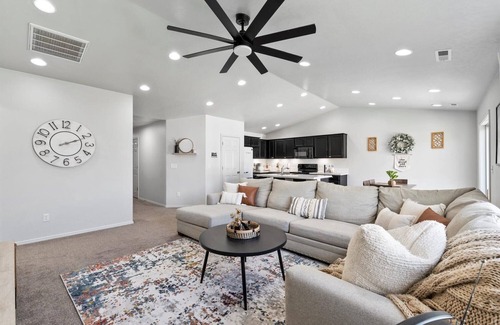 Caldwell Casa | Hot Tub, Game Room, 3 TVs, Near C of I and Downtown - Indian Creek