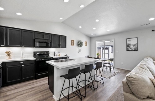 Caldwell Casa | Hot Tub, Game Room, 3 TVs, Near C of I and Downtown - Indian Creek